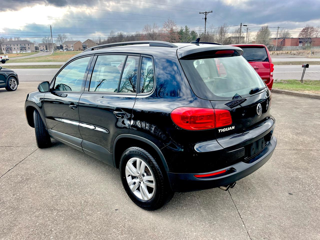 Volkswagen Tiguan S 2017