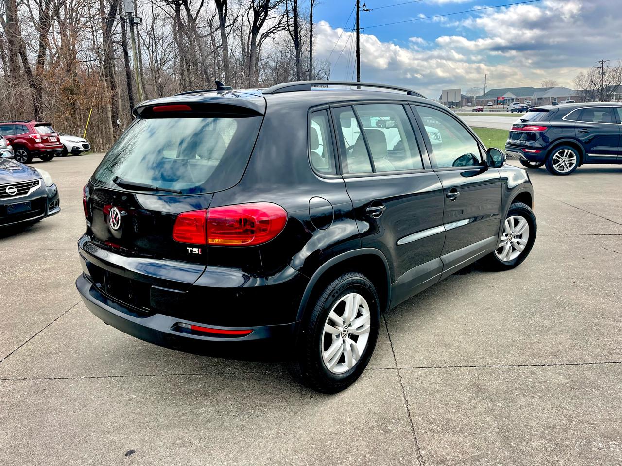 Volkswagen Tiguan S 2017