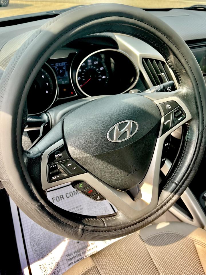 Hyundai Veloster 3dr Cpe Auto w/Gray Int 2012