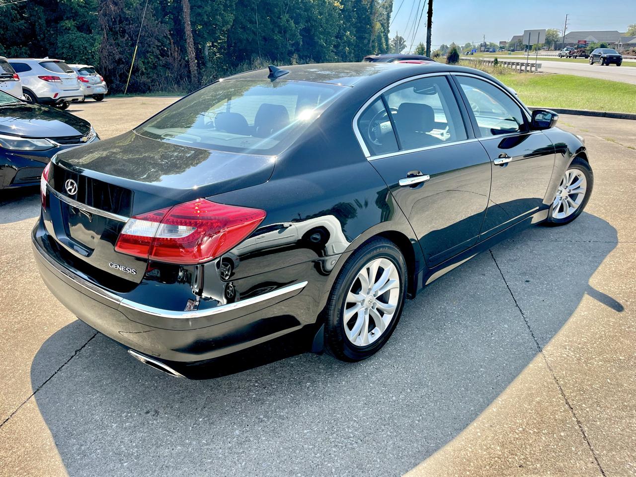 Hyundai Genesis 4dr Sdn V6 3.8L 2012