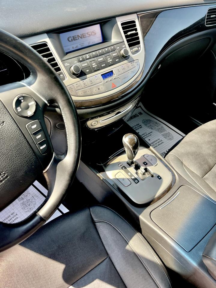 Hyundai Genesis 4dr Sdn V6 3.8L 2012