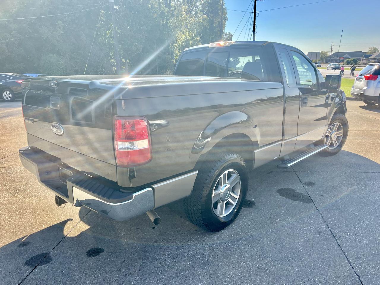 Ford F-150 Reg Cab 126" XLT 2005