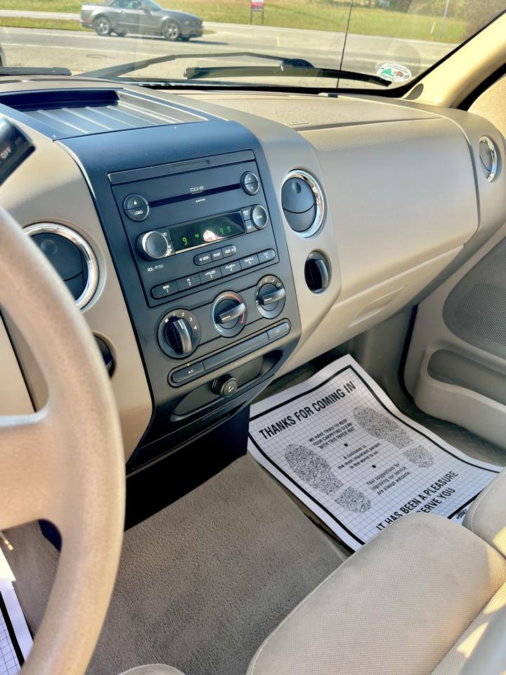 Ford F-150 Reg Cab 126" XLT 2005