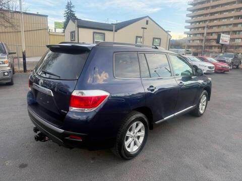 Toyota Highlander 4WD 4dr V6 (Natl) 2012