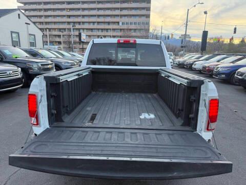 RAM 1500 4WD Crew Cab 140.5" Sport 2016