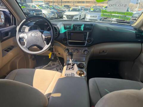 Toyota Highlander 4WD 4dr V6 (Natl) 2013