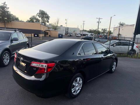 Toyota Camry 4dr Sdn I4 Auto XLE (Natl) 2013