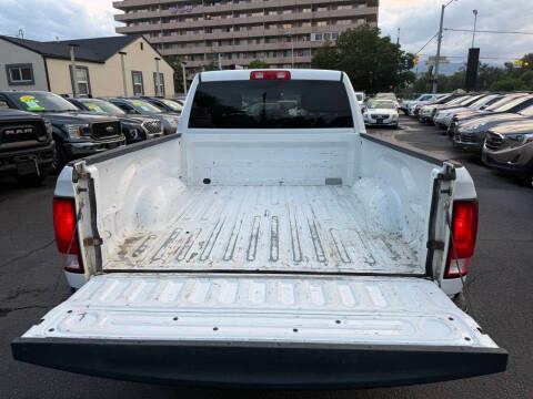 RAM 1500 4WD Quad Cab 140.5" Tradesman 2016