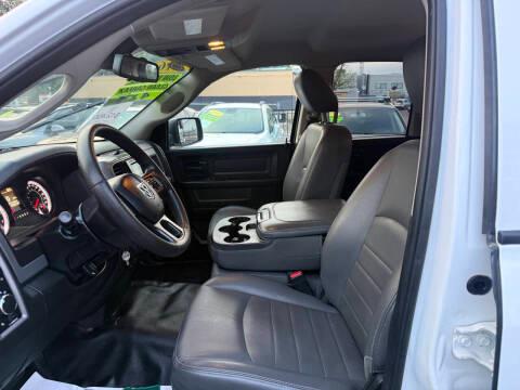 RAM 1500 4WD Quad Cab 140.5" Tradesman 2016