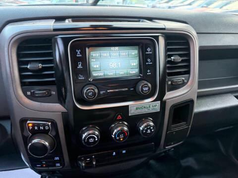 RAM 1500 4WD Quad Cab 140.5" Tradesman 2016
