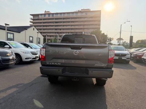 Nissan Titan 4x4 Crew Cab PRO-4X 2017