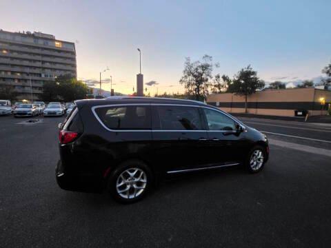 Chrysler Pacifica Limited FWD 2020