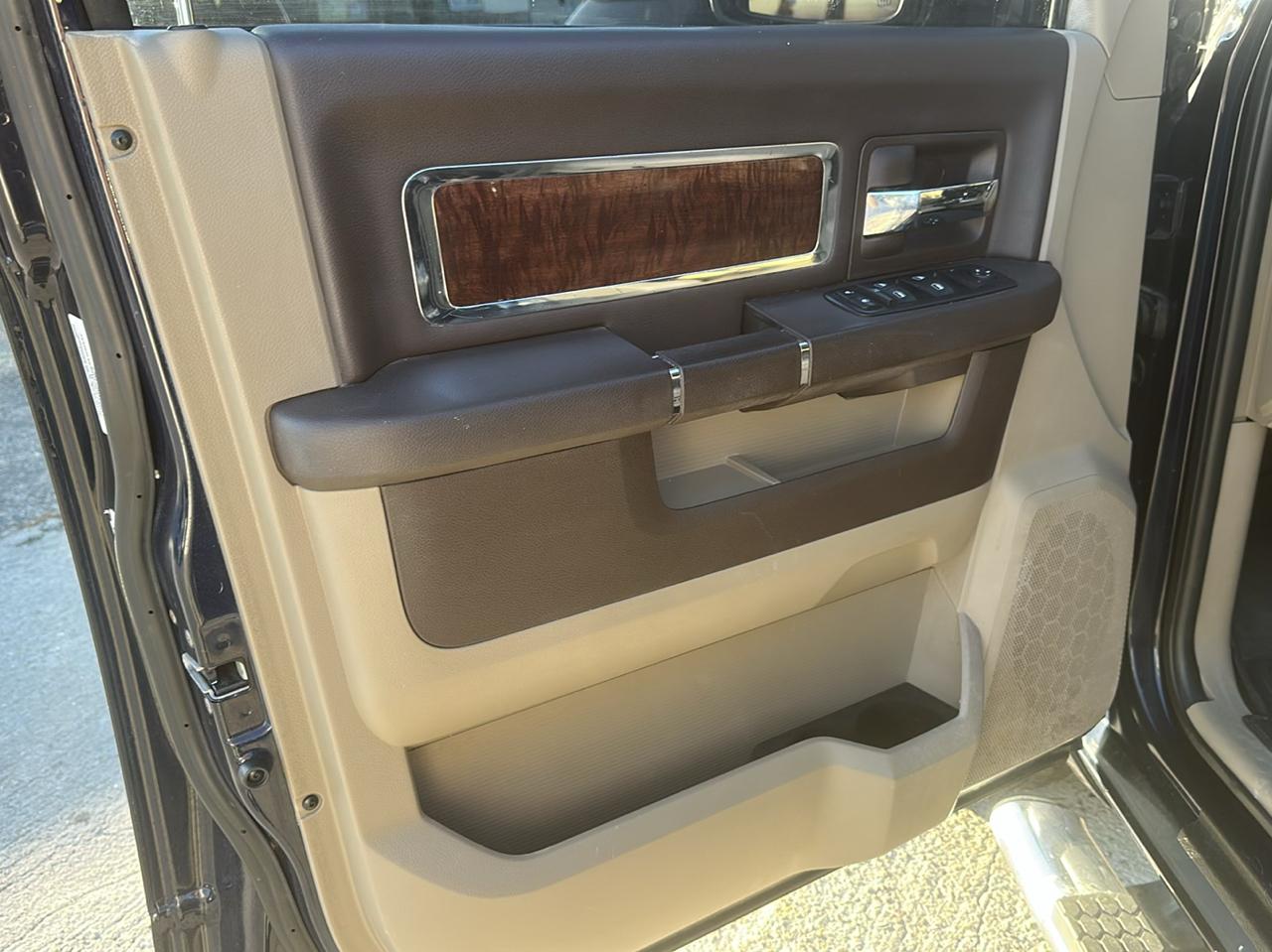 RAM 1500 Laramie Crew Cab 4WD 2012