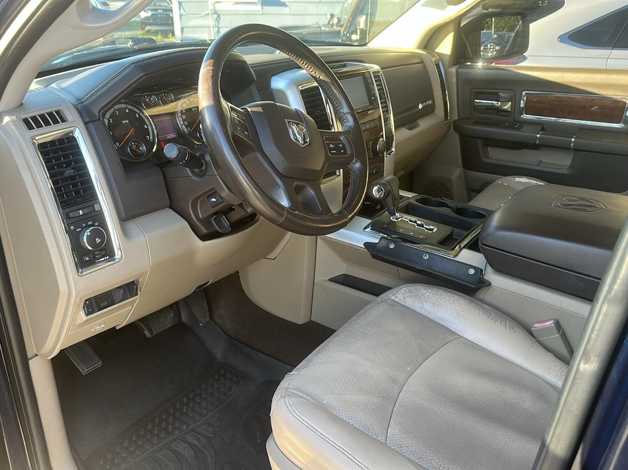 RAM 1500 Laramie Crew Cab 4WD 2012