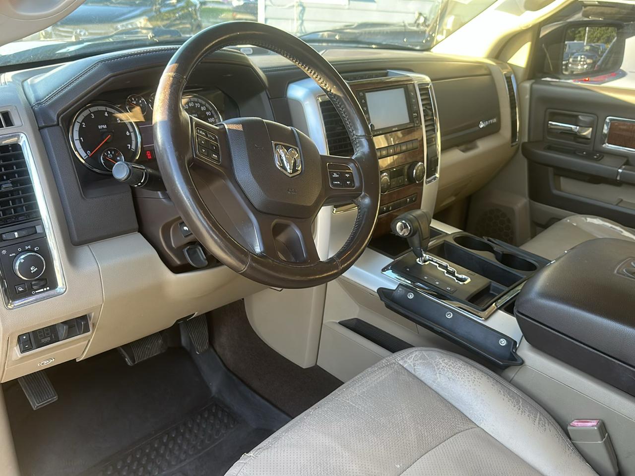 RAM 1500 Laramie Crew Cab 4WD 2012