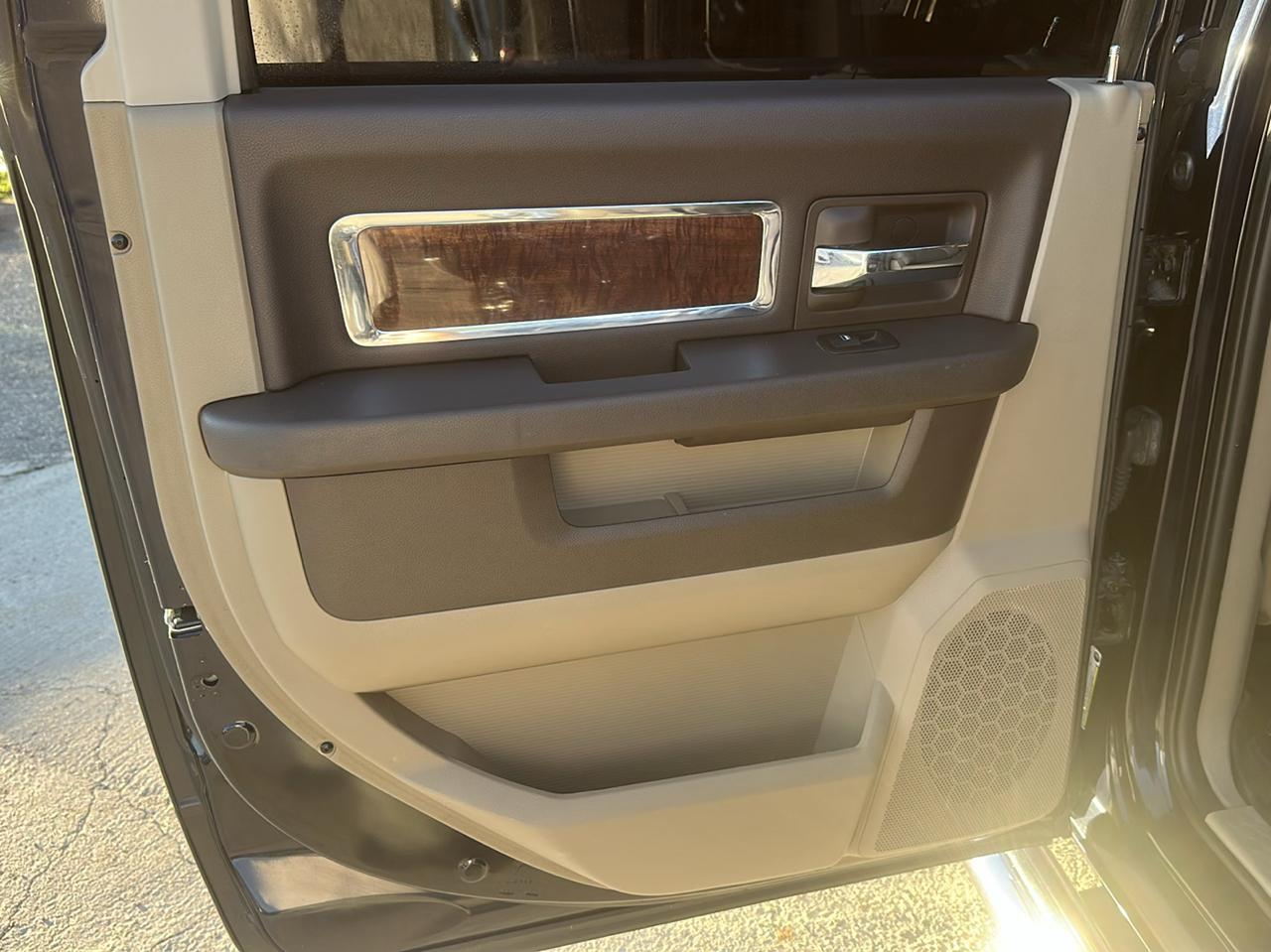 RAM 1500 Laramie Crew Cab 4WD 2012