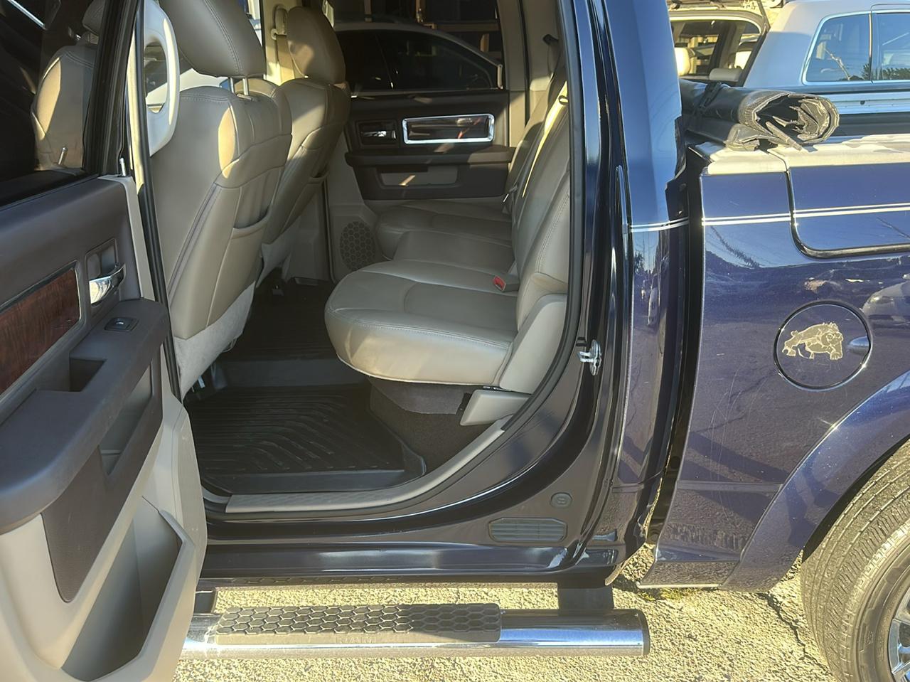RAM 1500 Laramie Crew Cab 4WD 2012