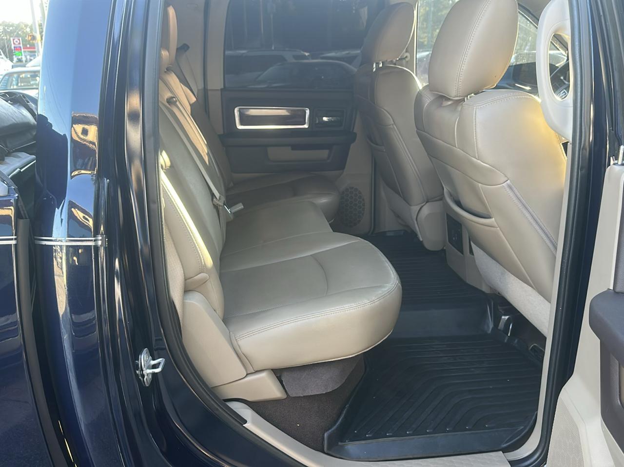 RAM 1500 Laramie Crew Cab 4WD 2012