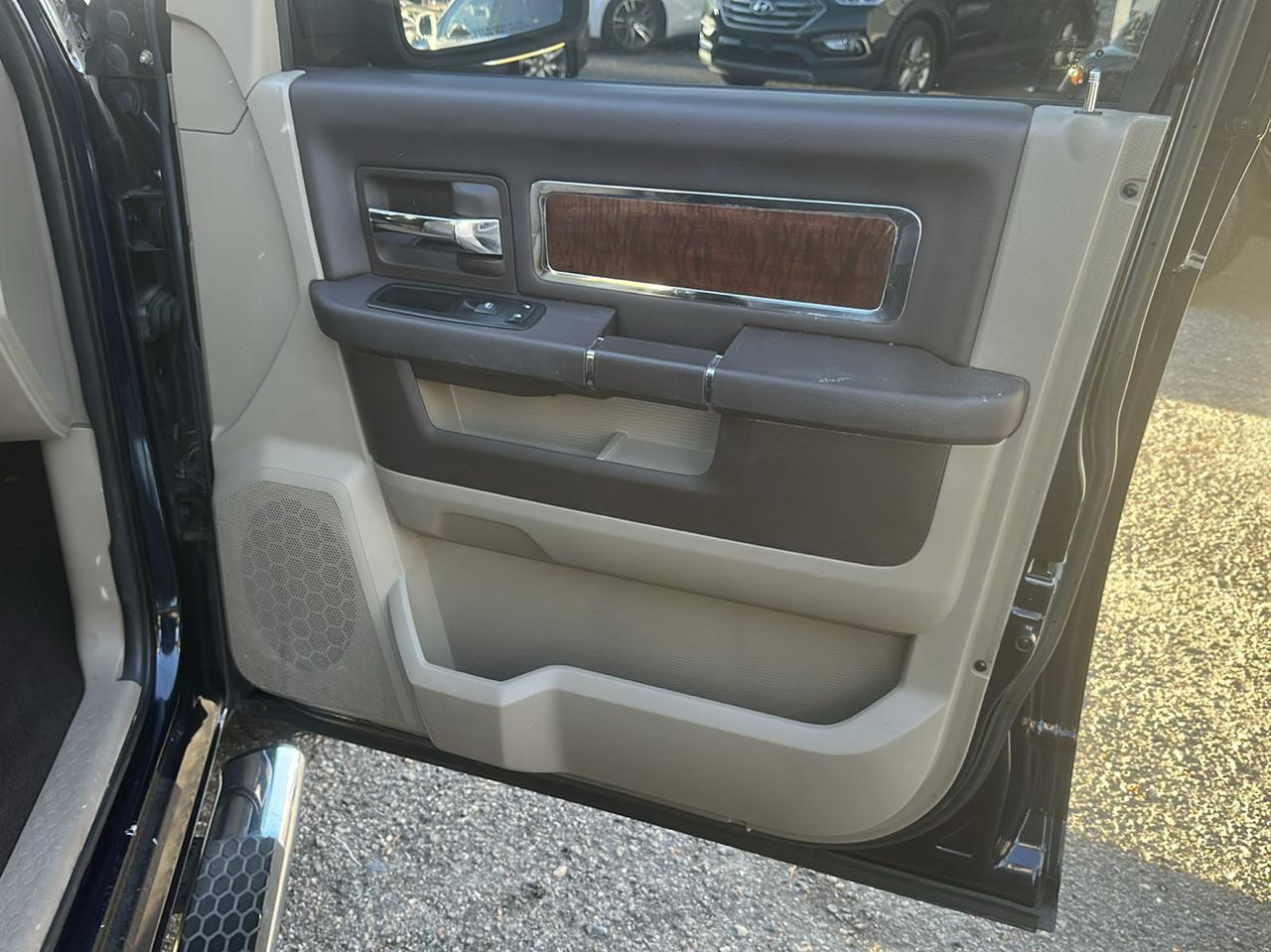 RAM 1500 Laramie Crew Cab 4WD 2012