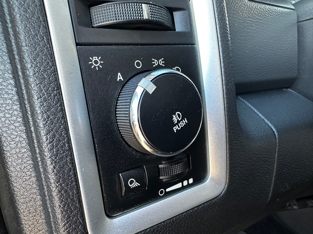 Dodge Ram 1500 4WD Crew Cab 140.5" Sport 2010