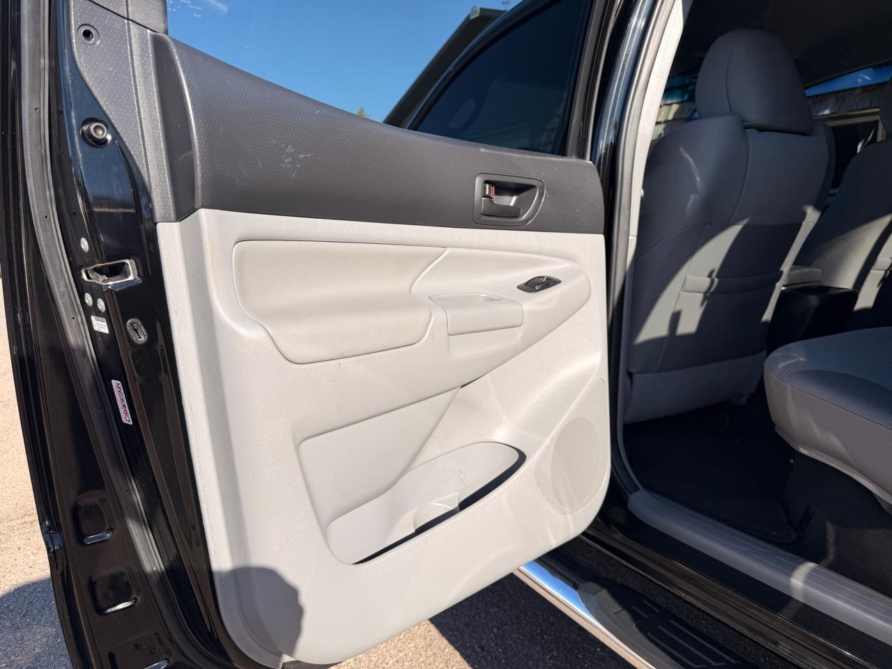 Toyota Tacoma 4WD Double Cab V6 MT (Natl) 2012