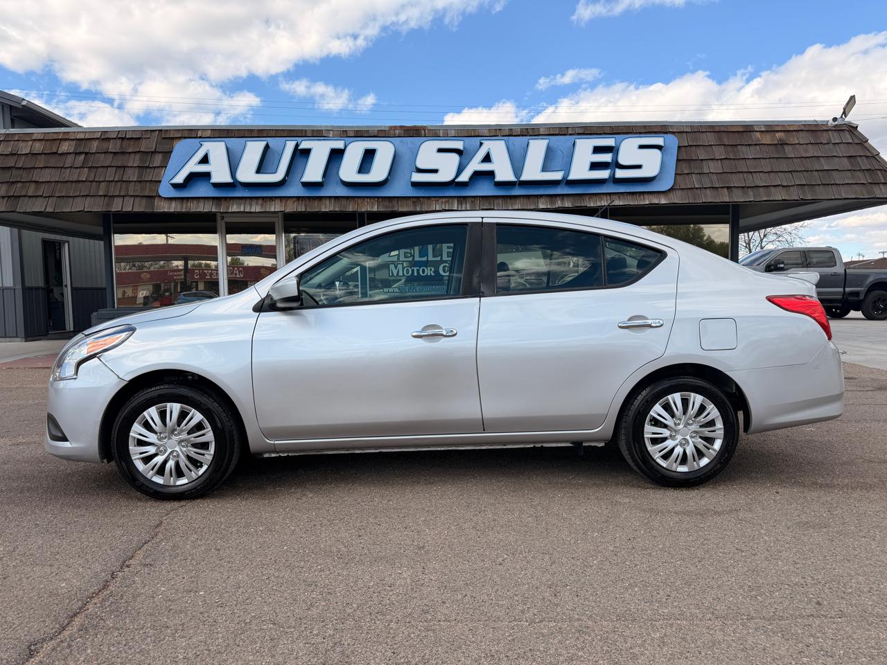 Nissan Versa Sedan SV CVT 2019