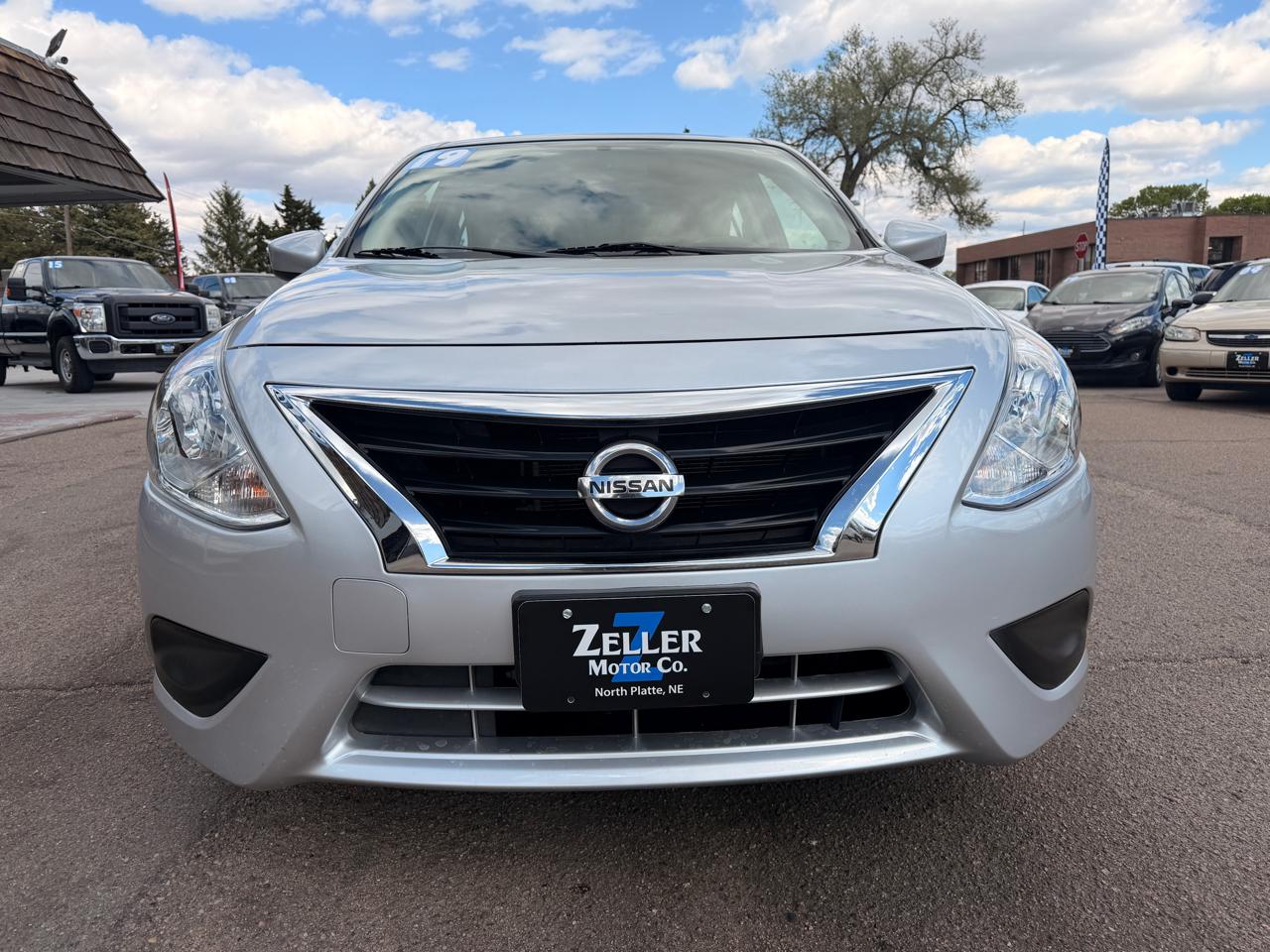 Nissan Versa Sedan SV CVT 2019