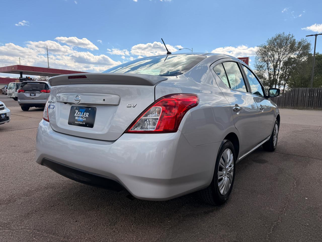 Nissan Versa Sedan SV CVT 2019