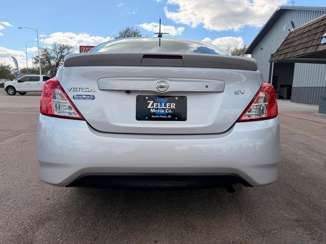Nissan Versa Sedan SV CVT 2019
