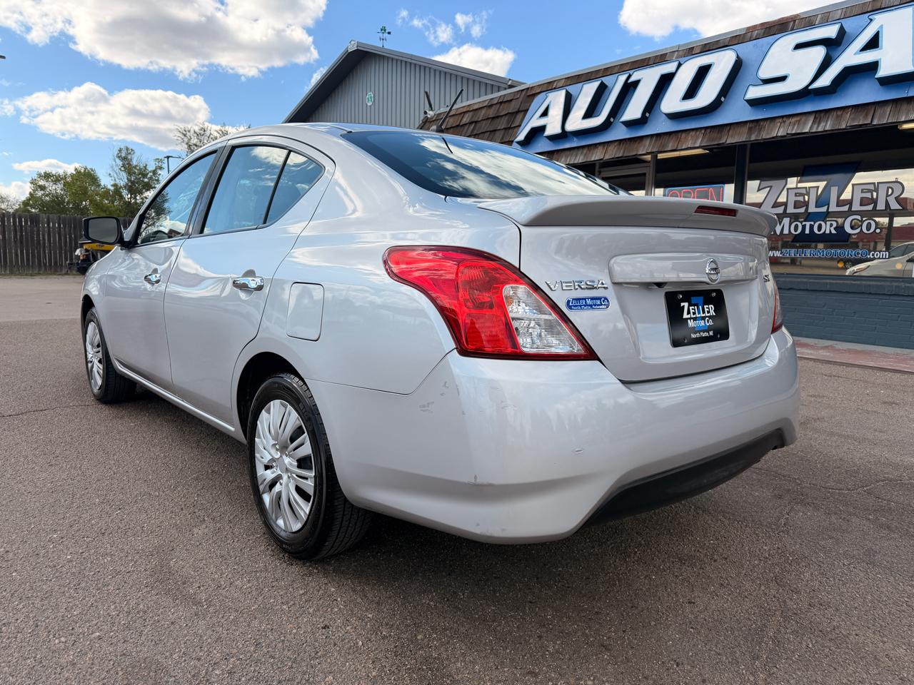 Nissan Versa Sedan SV CVT 2019