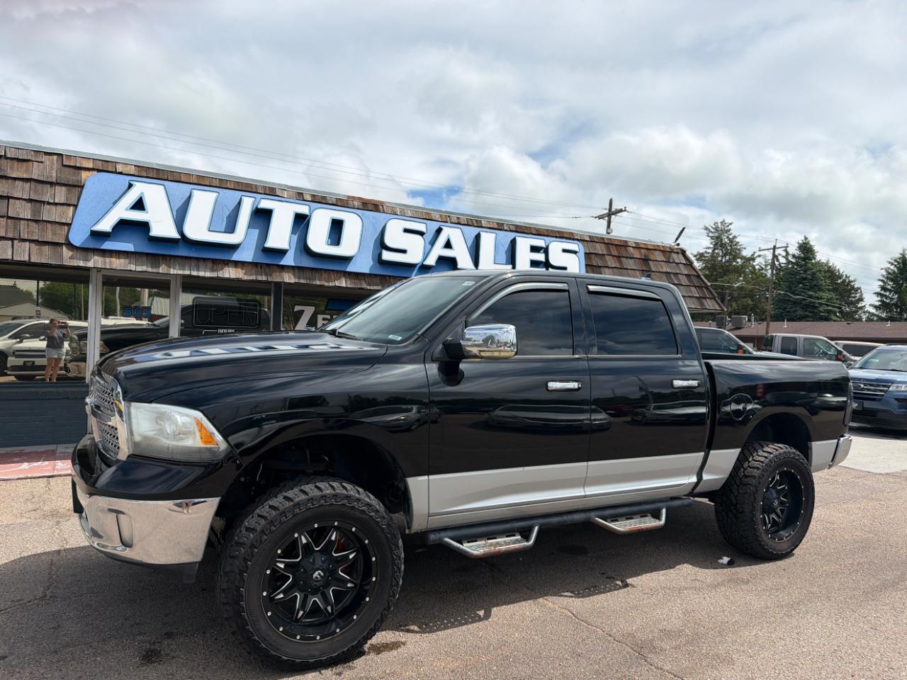 2014 RAM 1500 4WD Crew Cab 140.5" Laramie