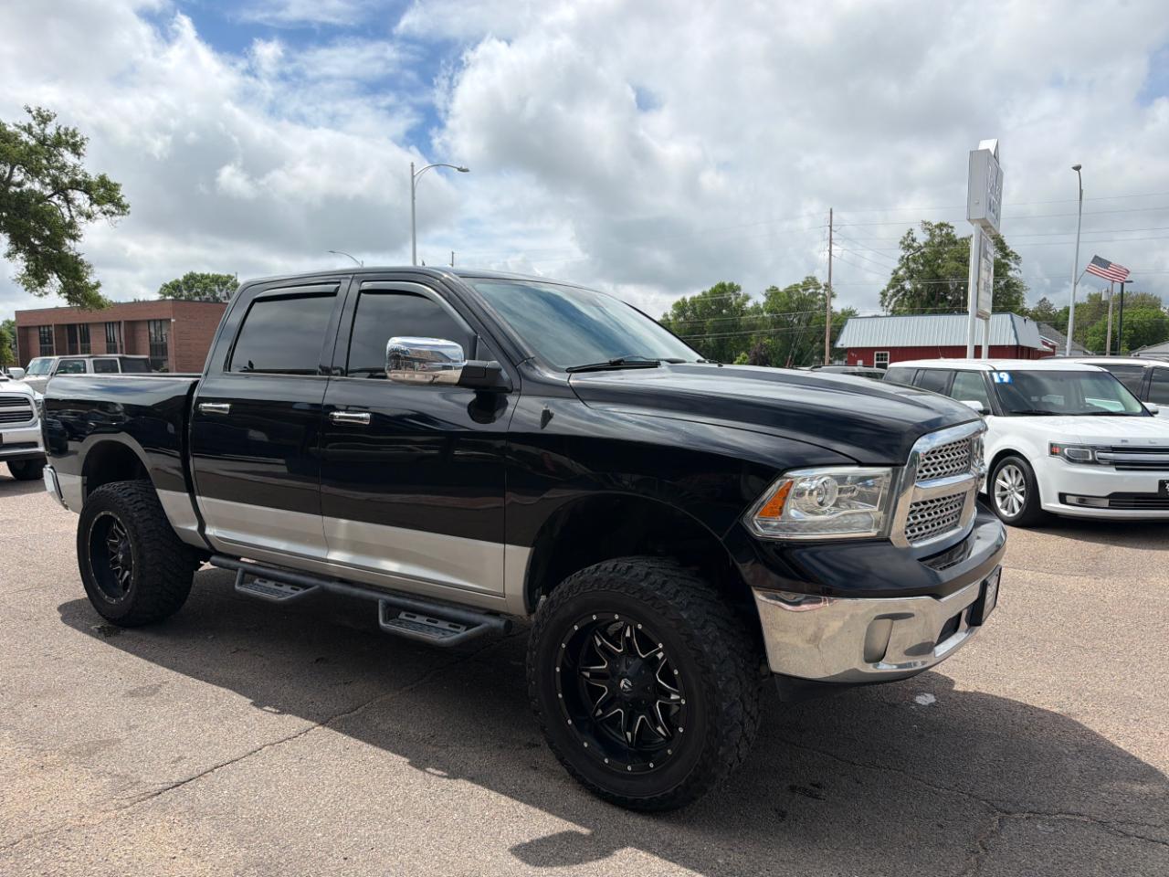 RAM 1500 4WD Crew Cab 140.5" Laramie 2014