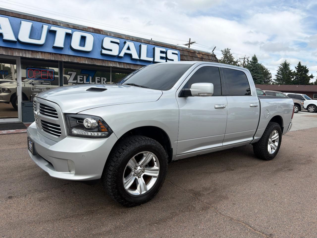 2015 RAM 1500 4WD Crew Cab 140.5" Sport