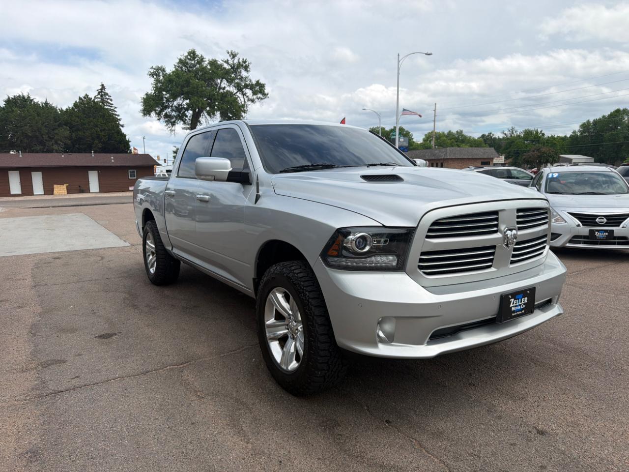 RAM 1500 4WD Crew Cab 140.5" Sport 2015