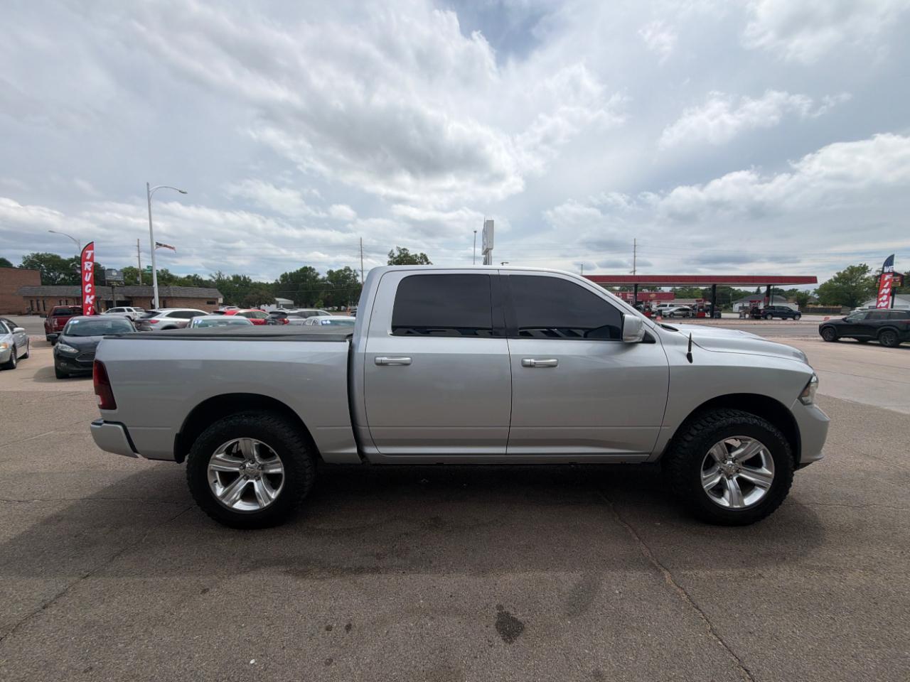 RAM 1500 4WD Crew Cab 140.5" Sport 2015