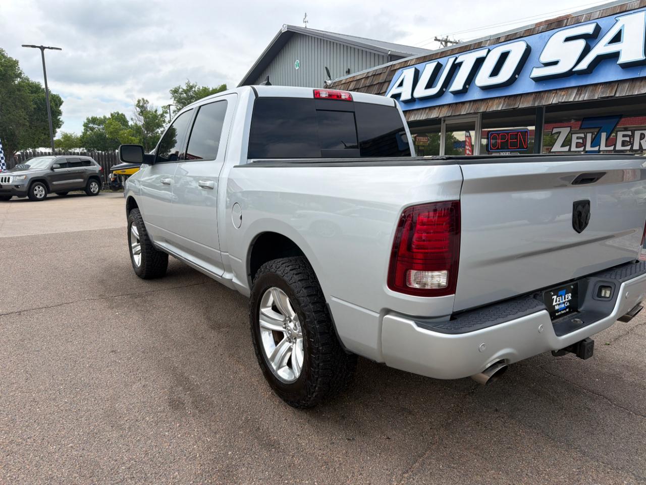 RAM 1500 4WD Crew Cab 140.5" Sport 2015