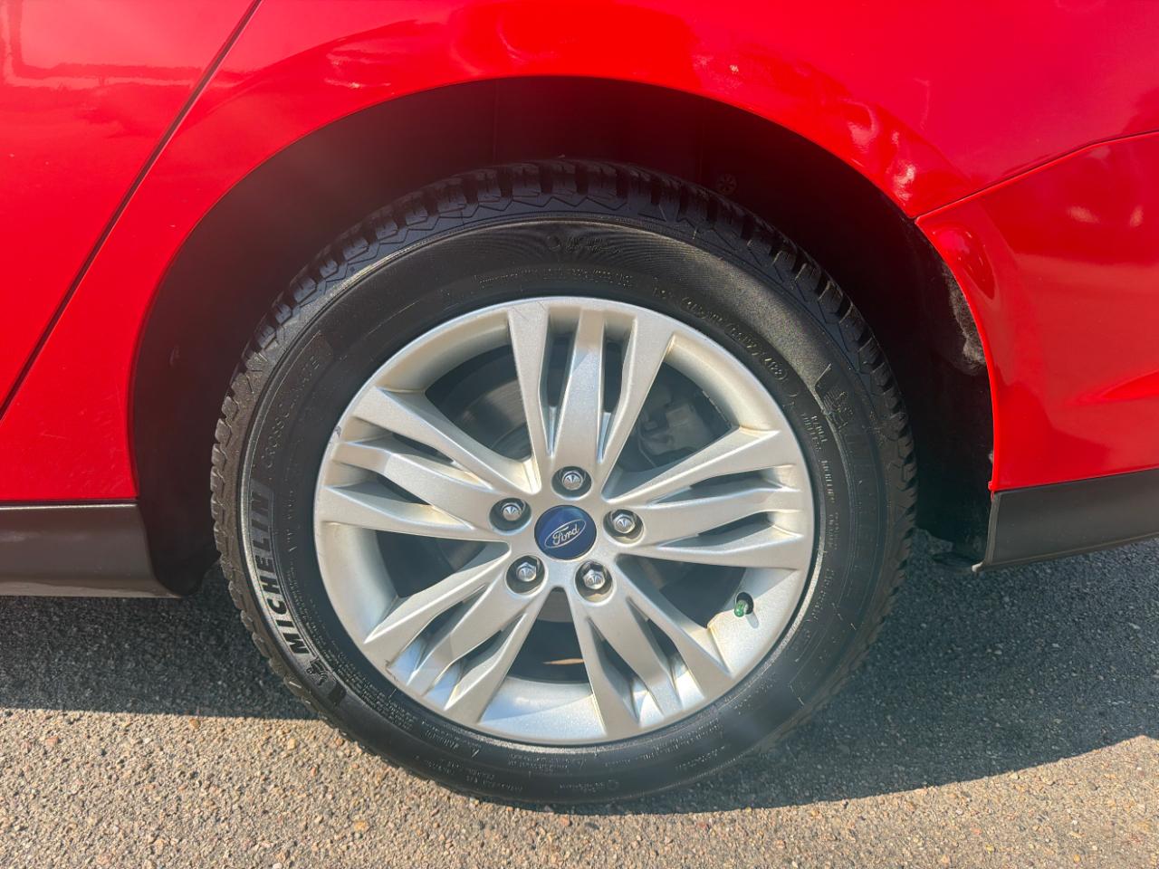 Ford Focus 4dr Sdn SEL 2012