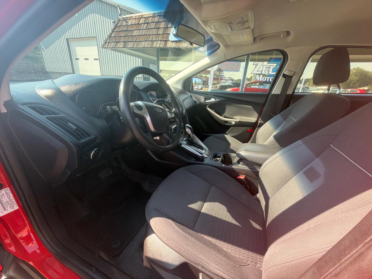 Ford Focus 4dr Sdn SEL 2012