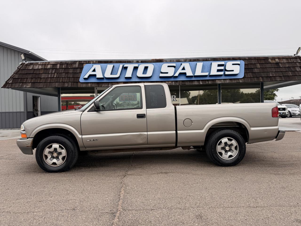 Chevrolet S-10 Ext Cab 123" WB 4WD LS 2000