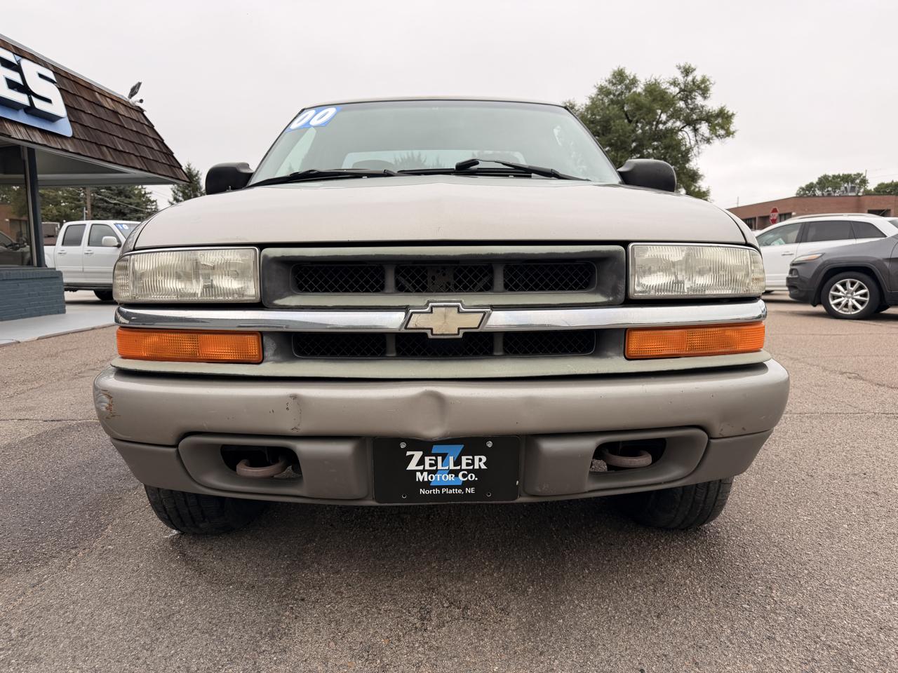 Chevrolet S-10 Ext Cab 123" WB 4WD LS 2000