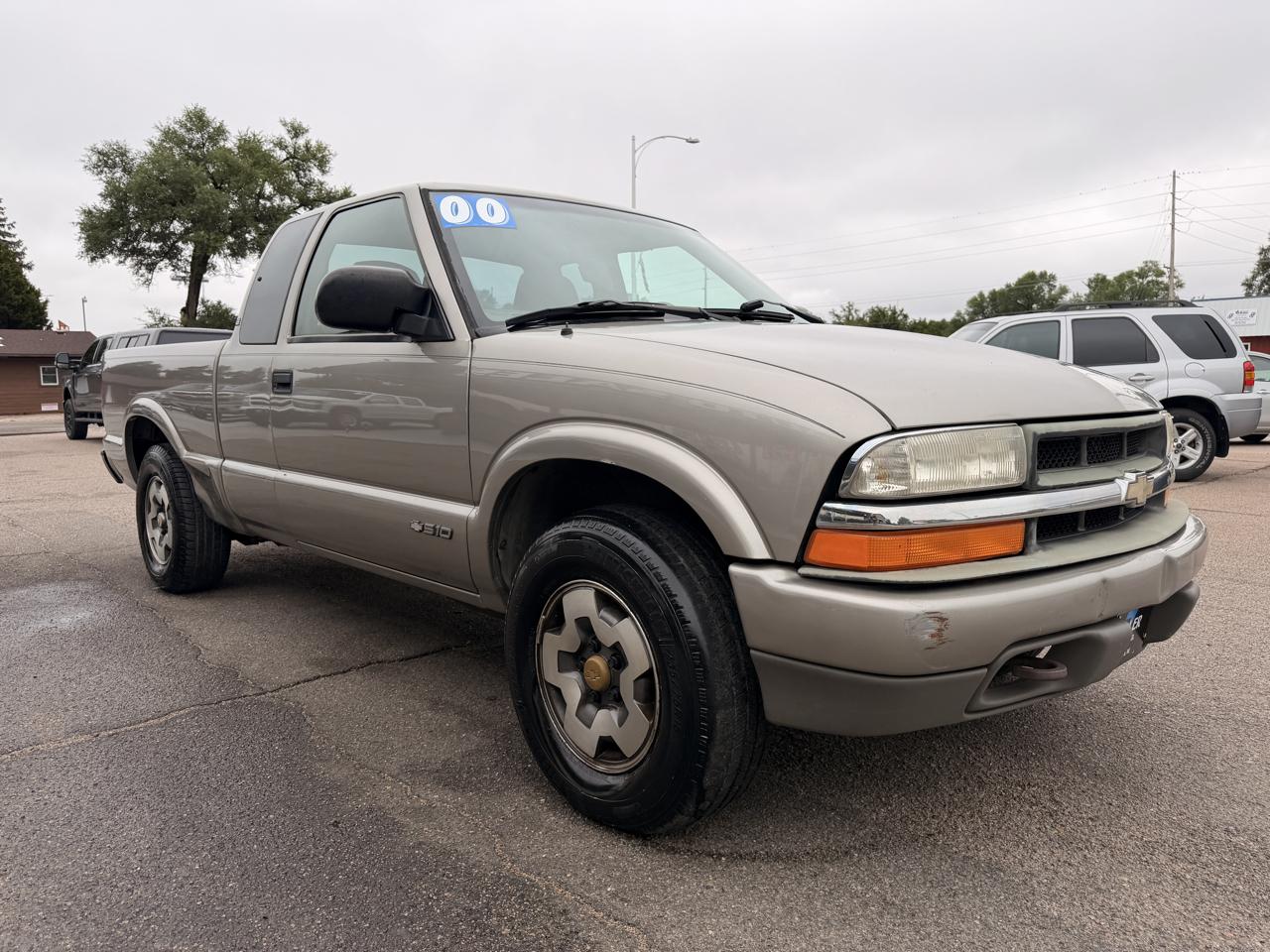 Chevrolet S-10 Ext Cab 123" WB 4WD LS 2000