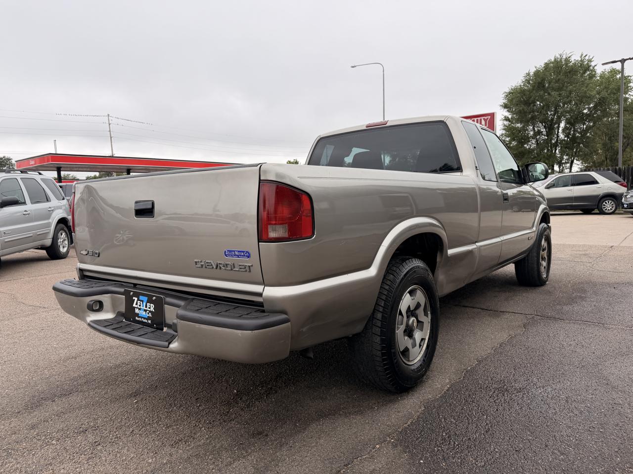 Chevrolet S-10 Ext Cab 123" WB 4WD LS 2000