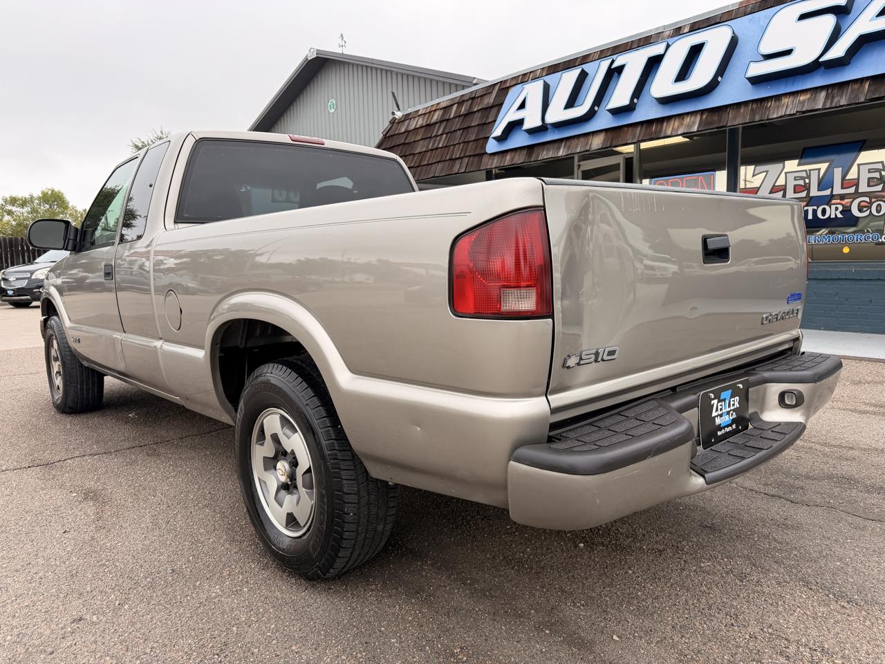 Chevrolet S-10 Ext Cab 123" WB 4WD LS 2000