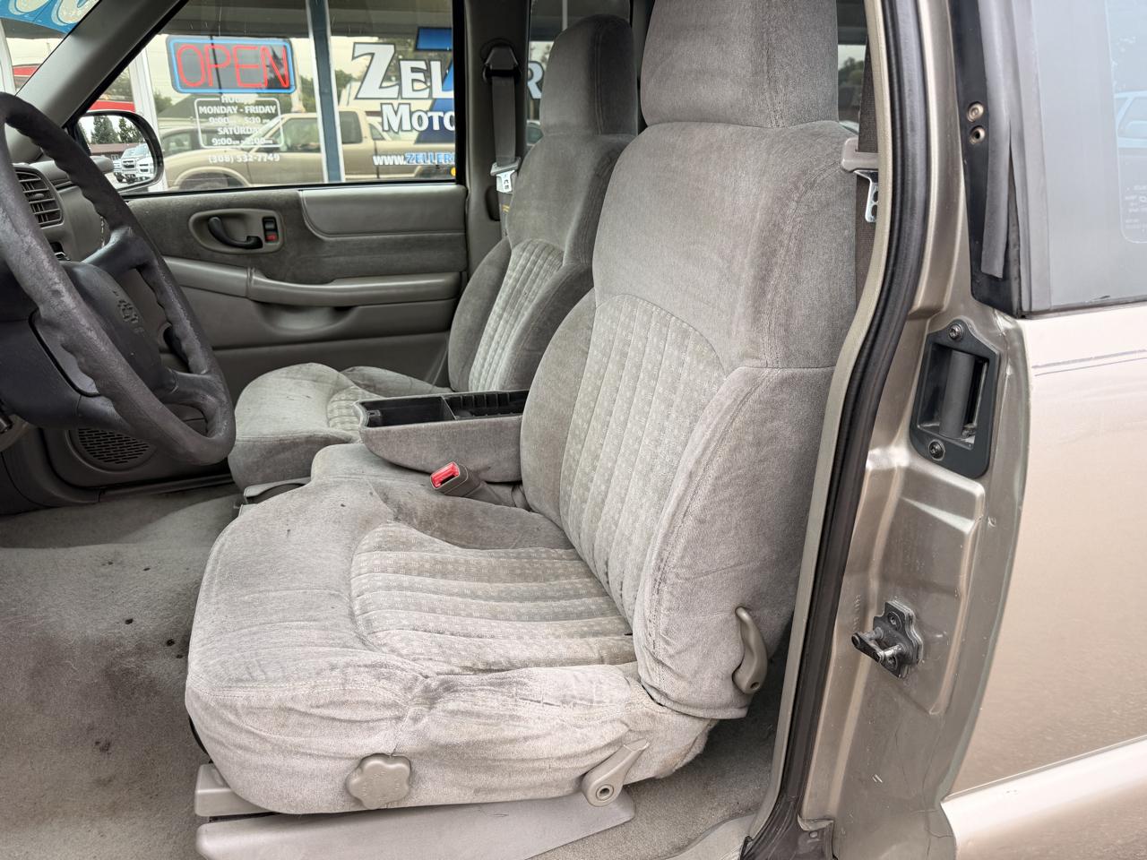 Chevrolet S-10 Ext Cab 123" WB 4WD LS 2000