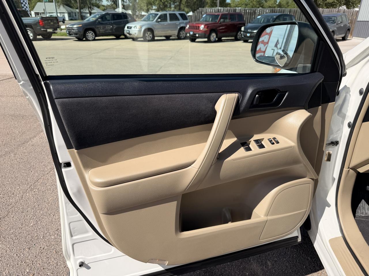 Toyota Highlander FWD 4dr L4 Base (Natl) 2011