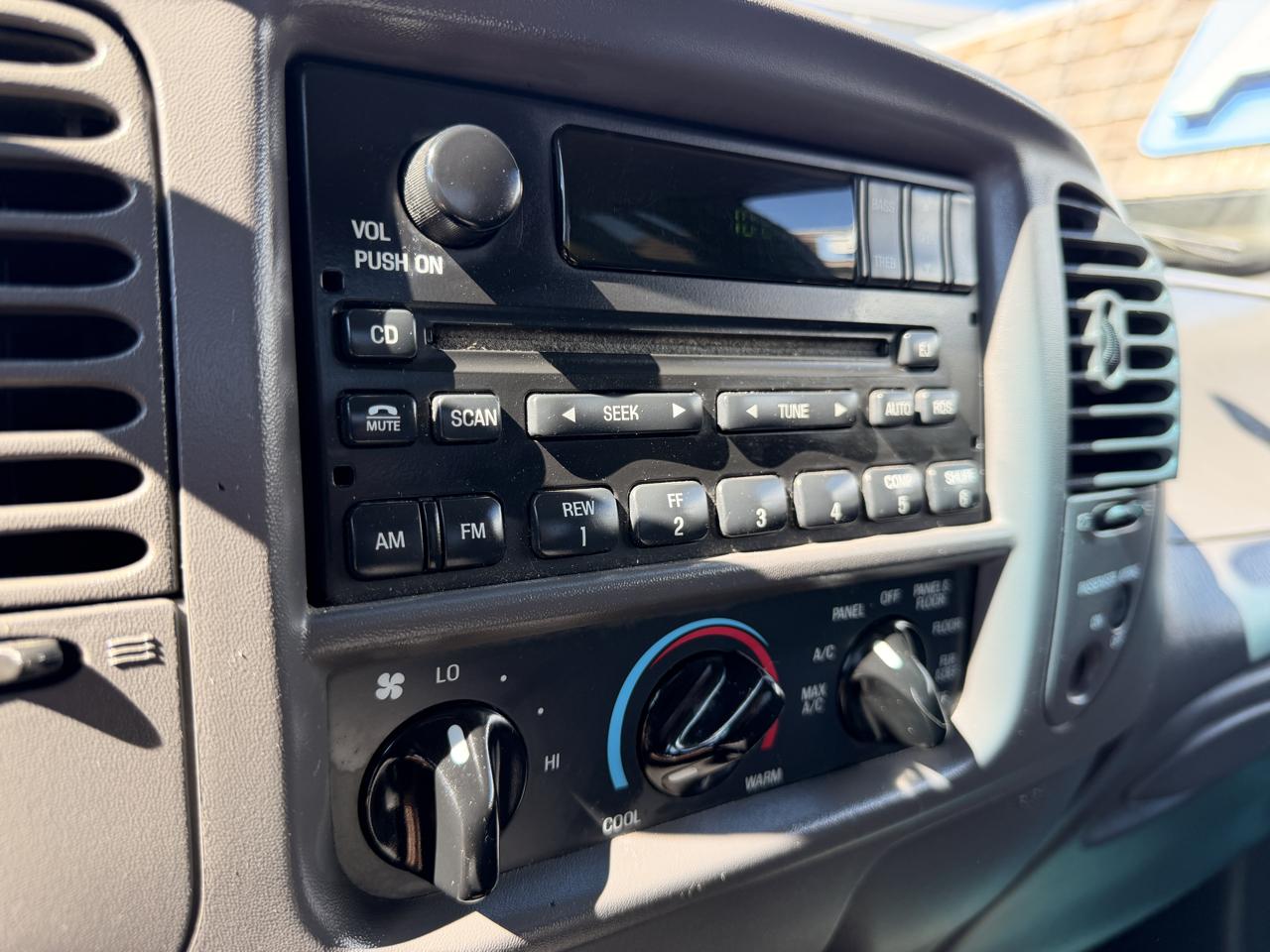 Ford F-150 Supercab 139" 4WD XL 2000