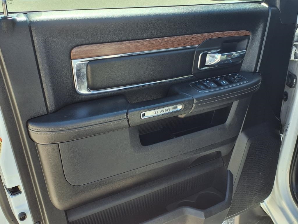 RAM 1500 4WD Crew Cab 140.5" Laramie 2017 RAM 1500 4WD Crew Cab 140.5" Laramie 2017