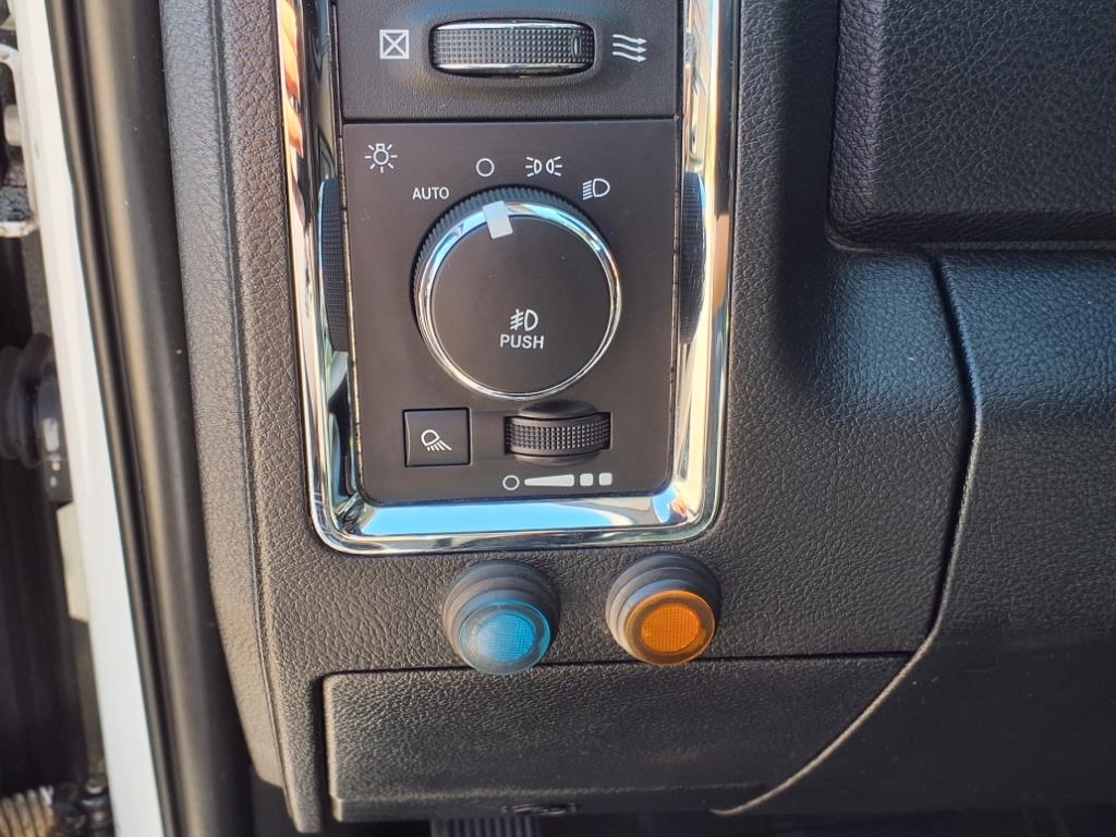 RAM 1500 4WD Crew Cab 140.5" Laramie 2017 RAM 1500 4WD Crew Cab 140.5" Laramie 2017