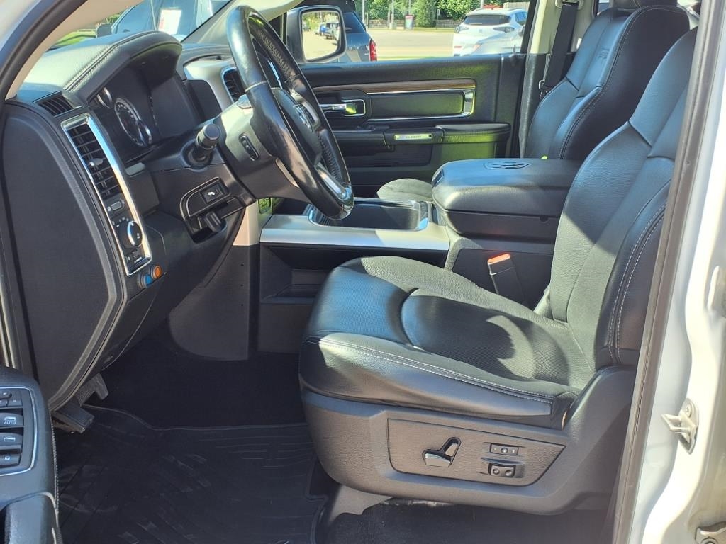 RAM 1500 4WD Crew Cab 140.5" Laramie 2017 RAM 1500 4WD Crew Cab 140.5" Laramie 2017