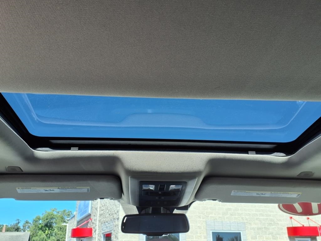 RAM 1500 4WD Crew Cab 140.5" Laramie 2017 RAM 1500 4WD Crew Cab 140.5" Laramie 2017